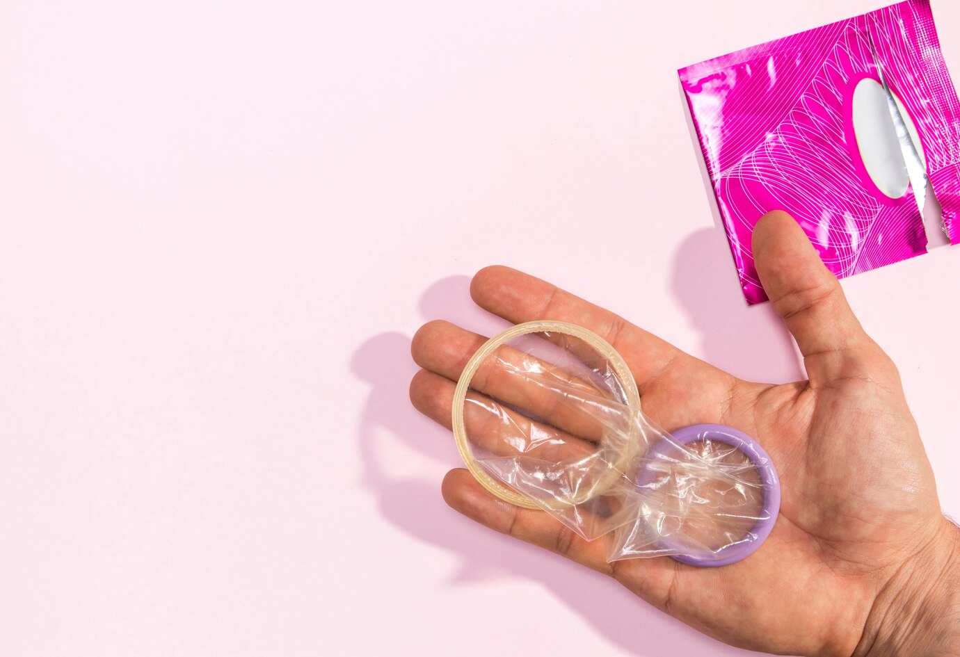 kondomy v ruce