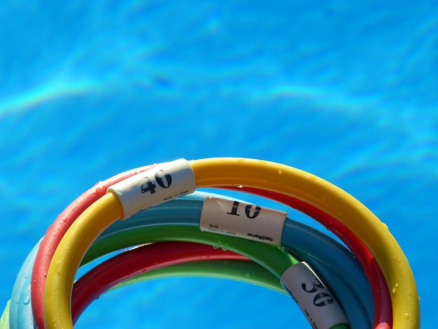 kroužky u bazénu